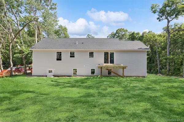 129 Cedar LN, Medford, NY 11763