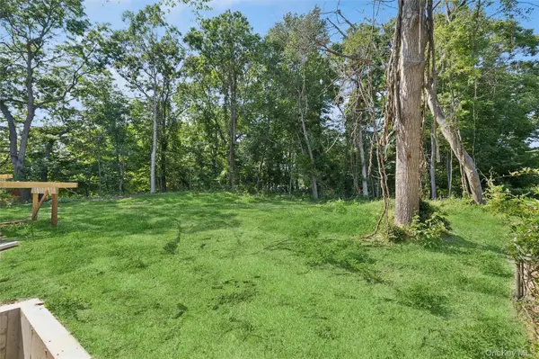 129 Cedar LN, Medford, NY 11763