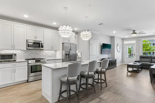 40 Grace Hall LN, Yaphank, NY 11980