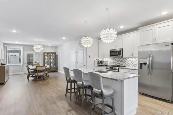 40 Grace Hall LN, Yaphank, NY 11980