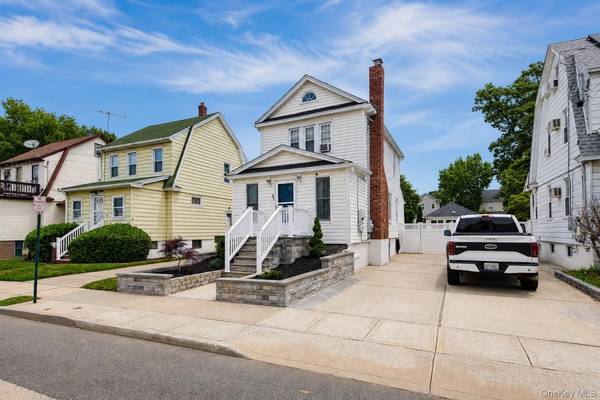 27 Avondale ST, Valley Stream, NY 11581