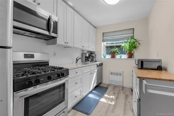 32 Pearsall AVE #3F, Glen Cove, NY 11542