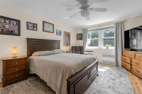 32 Pearsall AVE #3F, Glen Cove, NY 11542