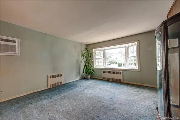 380 W Gates AVE, Lindenhurst, NY 11757
