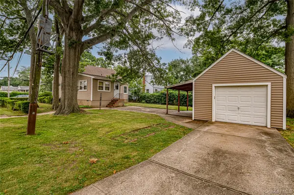380 W Gates AVE, Lindenhurst, NY 11757