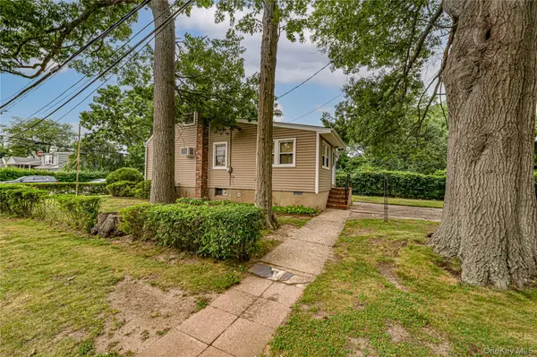 380 W Gates AVE, Lindenhurst, NY 11757