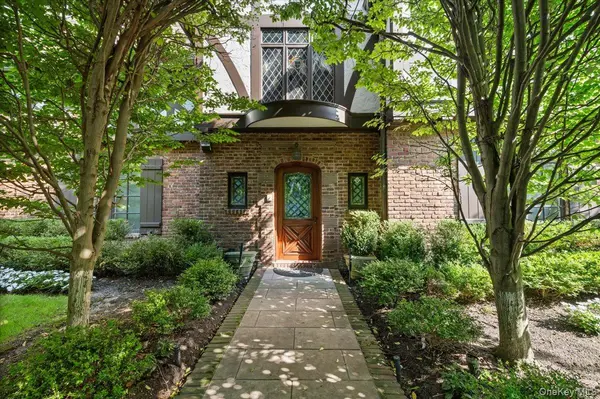 17 Sutton PL, Lawrence, NY 11559