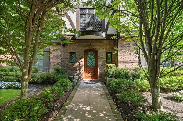 17 Sutton PL, Lawrence, NY 11559