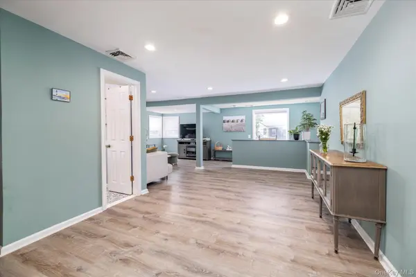 67 Radcliffe RD, Island Park, NY 11558
