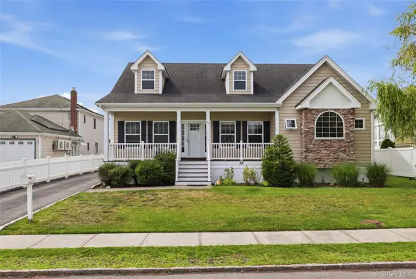 34 Meadow LN, Amityville, NY 11701