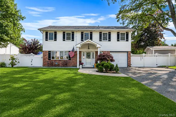 30 Pinewood DR, Commack, NY 11725
