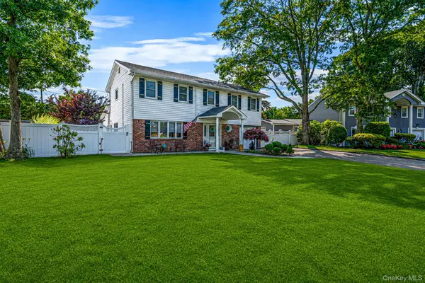 30 Pinewood DR, Commack, NY 11725