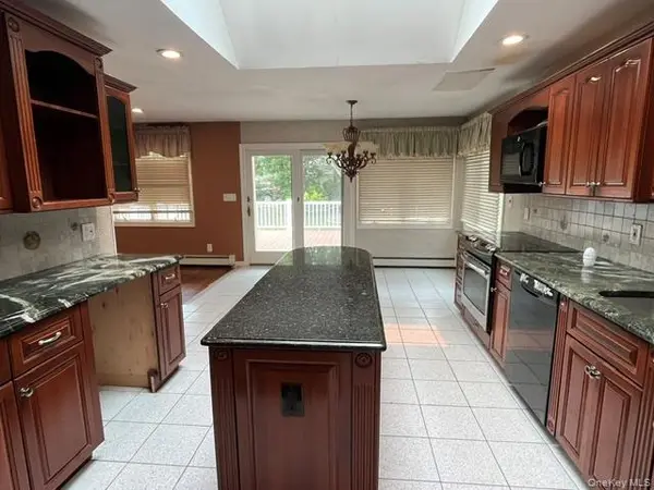 201 Wampum LN, West Islip, NY 11795