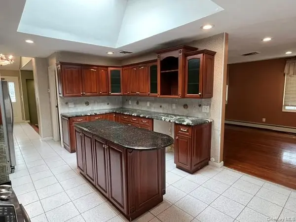 201 Wampum LN, West Islip, NY 11795