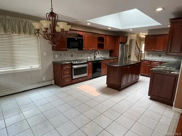 201 Wampum LN, West Islip, NY 11795