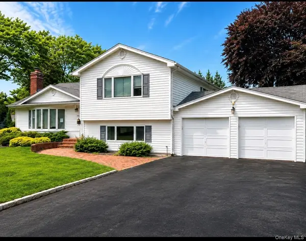 201 Wampum LN, West Islip, NY 11795