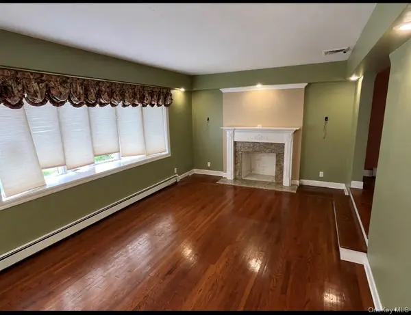 201 Wampum LN, West Islip, NY 11795
