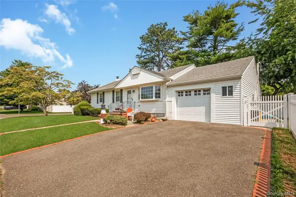 21 Bruce LN, Farmingdale, NY 11735