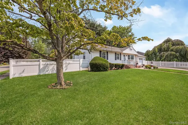 21 Bruce LN, Farmingdale, NY 11735