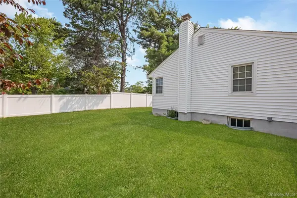 21 Bruce LN, Farmingdale, NY 11735