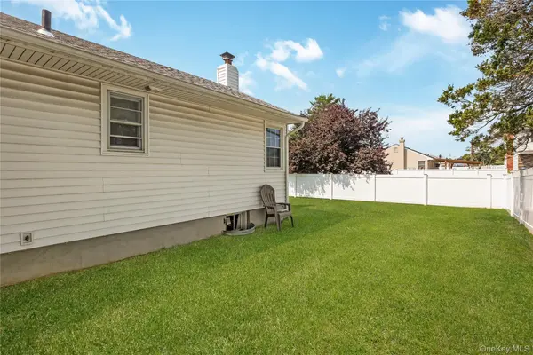 21 Bruce LN, Farmingdale, NY 11735