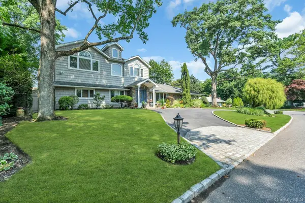18 Regent PL, Roslyn, NY 11576