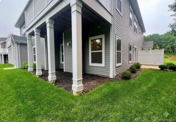 79 Willow CIR, Coram, NY 11727