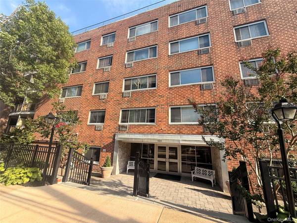 101 Clinton AVE #3H, Mineola, NY 11501