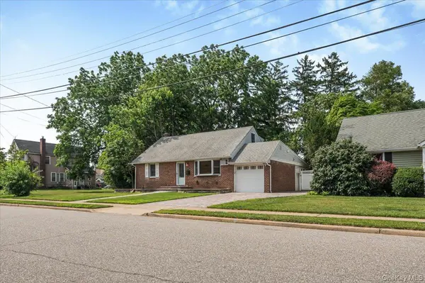 9 Tudor RD, Farmingdale, NY 11735