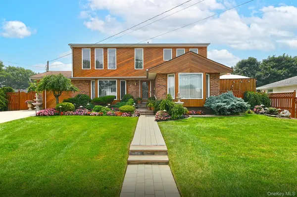 92 Bowling LN, Deer Park, NY 11729