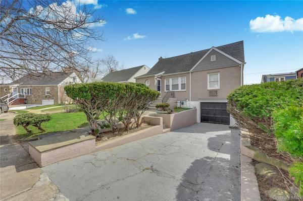 5 Hawthorne LN, Valley Stream, NY 11581