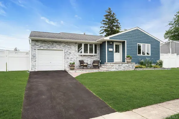 5 Stagg LN, Commack, NY 11725