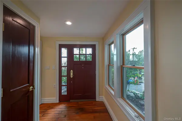 5 Harborview LN, Huntington, NY 11743