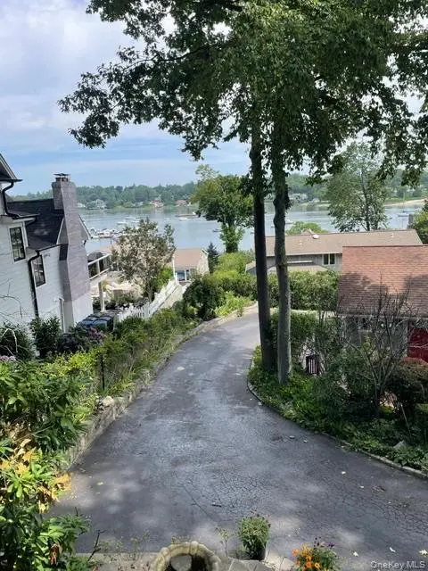 5 Harborview LN, Huntington, NY 11743