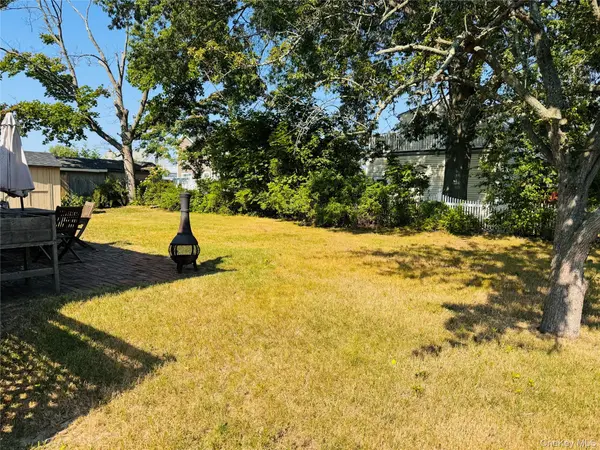 561 Center Dyre AVE, West Islip, NY 11795