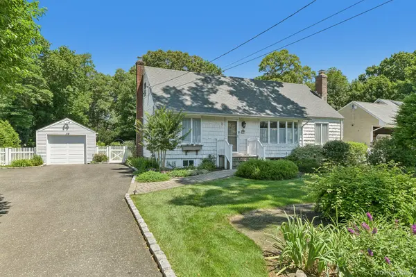 119 Brook LN, Smithtown, NY 11787