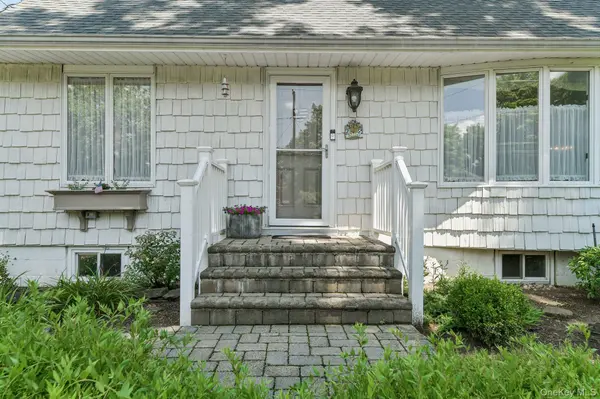 119 Brook LN, Smithtown, NY 11787