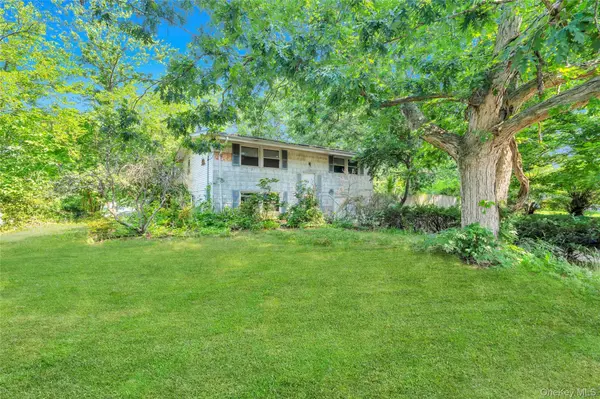 41 Arrowhead LN, East Setauket, NY 11733