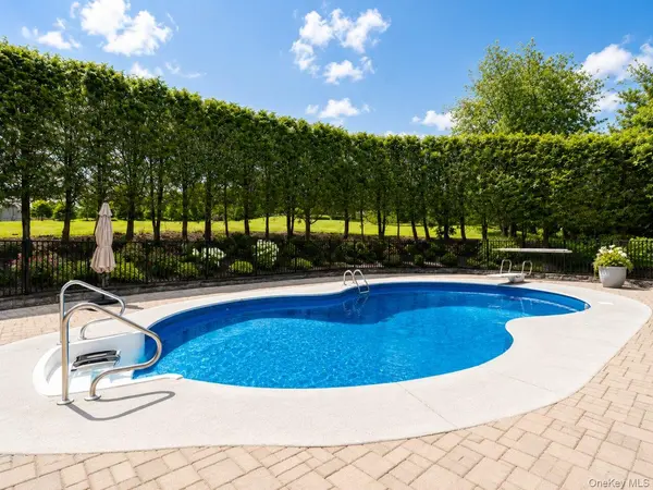 4 Shana LN, Mahopac, NY 10541