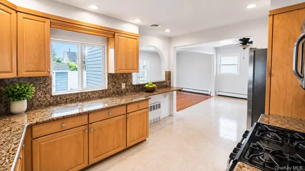 51 E Hollywood AVE, Lindenhurst, NY 11757