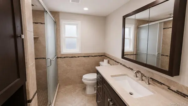 51 E Hollywood AVE, Lindenhurst, NY 11757