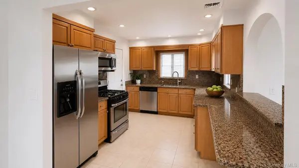 51 E Hollywood AVE, Lindenhurst, NY 11757