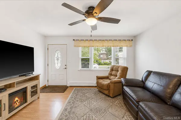 51 Hampton AVE, Mastic, NY 11950