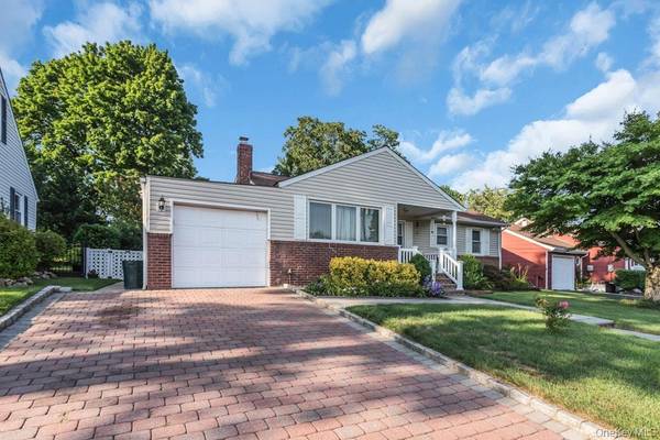 6 Emerald DR, Glen Cove, NY 11542