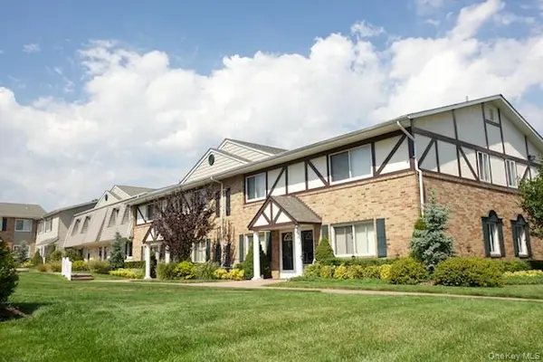 95 Moonlight WALK #95, Holbrook, NY 11741