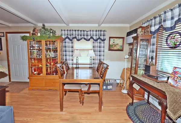 48 Barnyard LN, Levittown, NY 11756