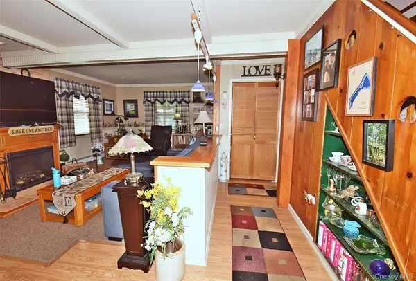 48 Barnyard LN, Levittown, NY 11756