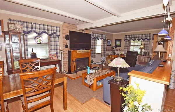 48 Barnyard LN, Levittown, NY 11756