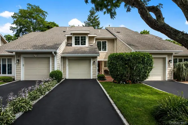9 Pleasant LN, Bay Shore, NY 11706