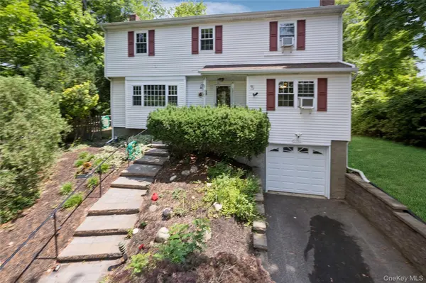 49 Old Town LN, Huntington, NY 11743